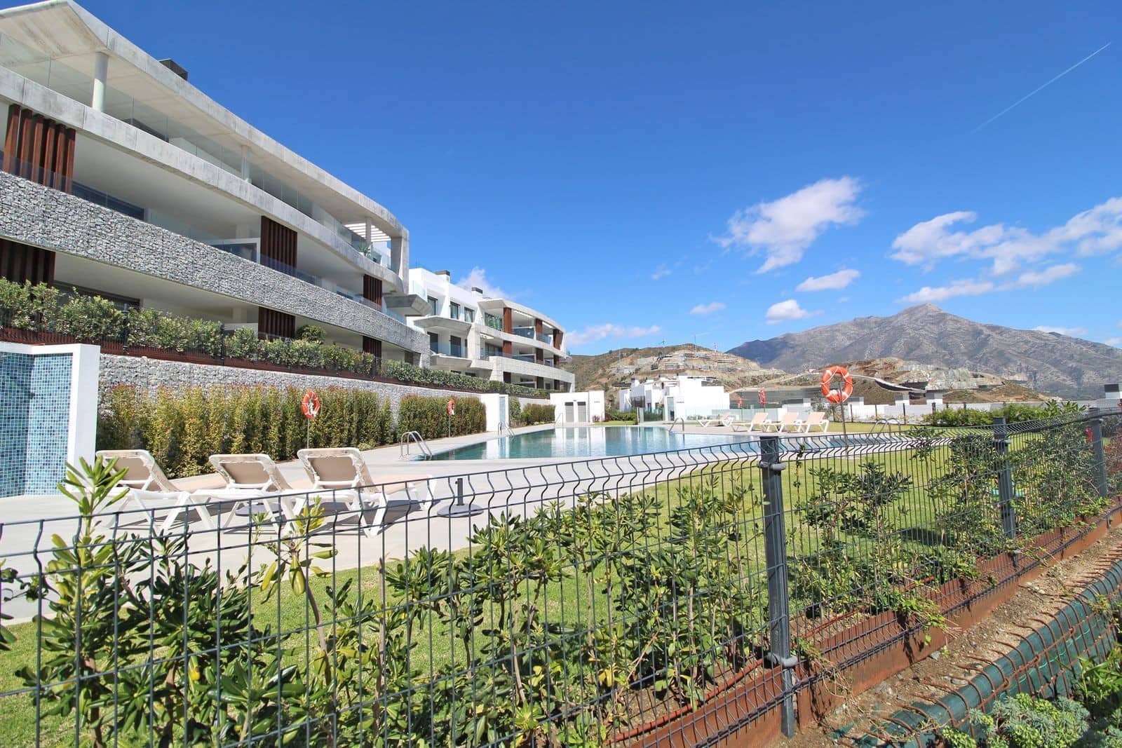 3 sypialnia Apartament na sprzedaż w Benahavis z basenem garażem - 1 295 000 € (Ref: 8866996)