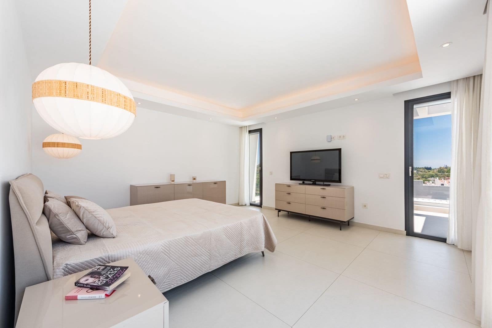 6 bedroom Villa for sale in Estepona with pool garage - € 2,195,000 (Ref: 8866997)