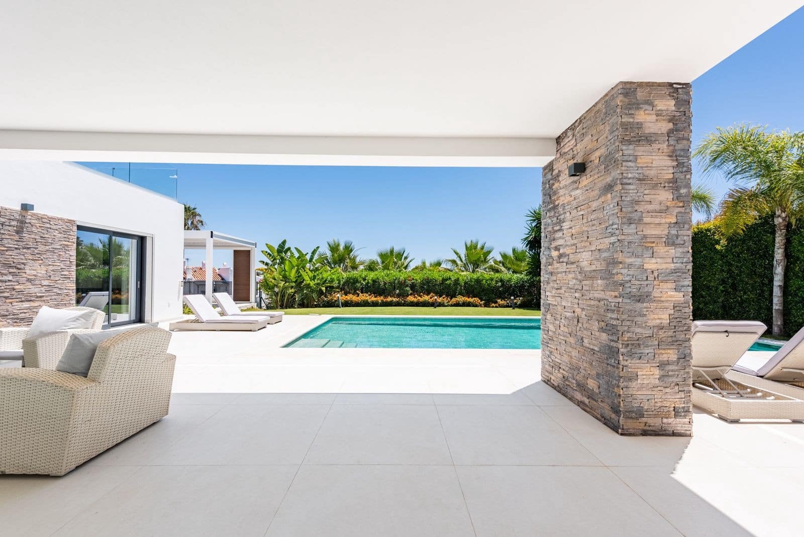 6 bedroom Villa for sale in Estepona with pool garage - € 2,195,000 (Ref: 8866997)