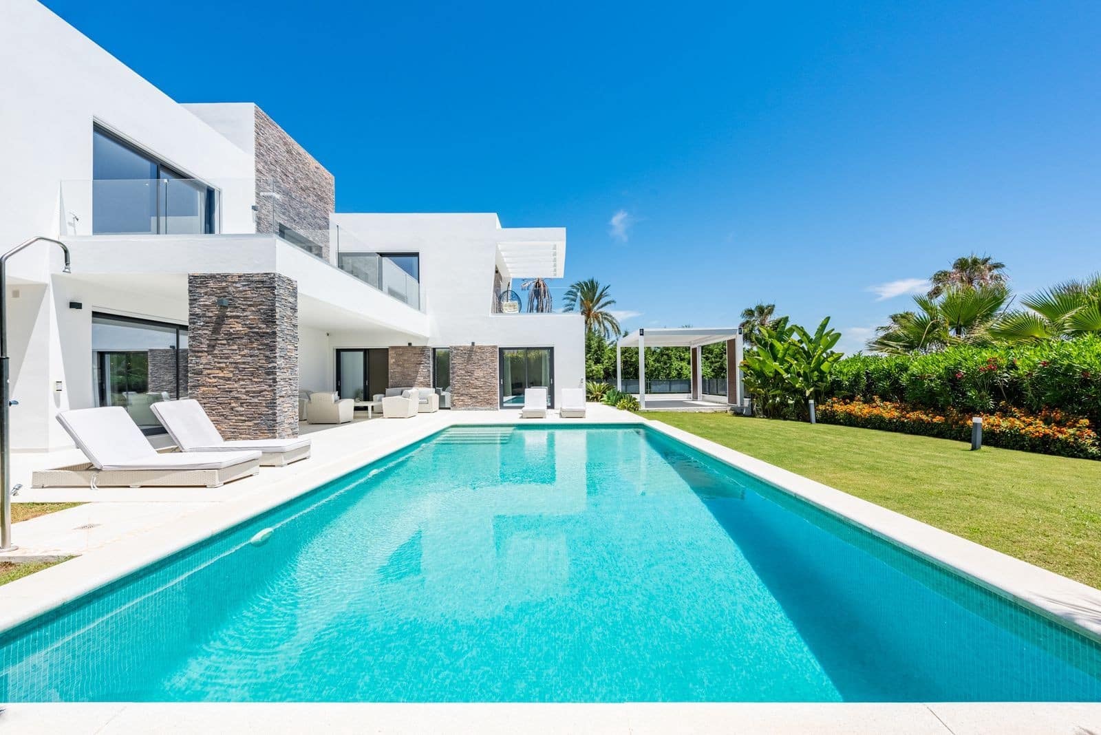 6 bedroom Villa for sale in Estepona with pool garage - € 2,195,000 (Ref: 8866997)
