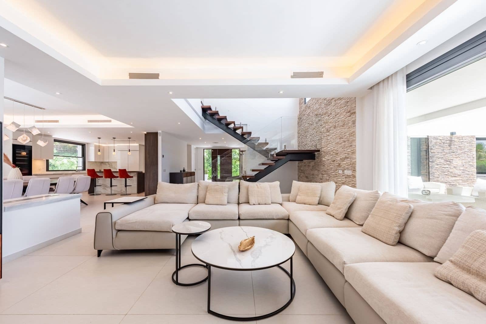 6 bedroom Villa for sale in Estepona with pool garage - € 2,195,000 (Ref: 8866997)