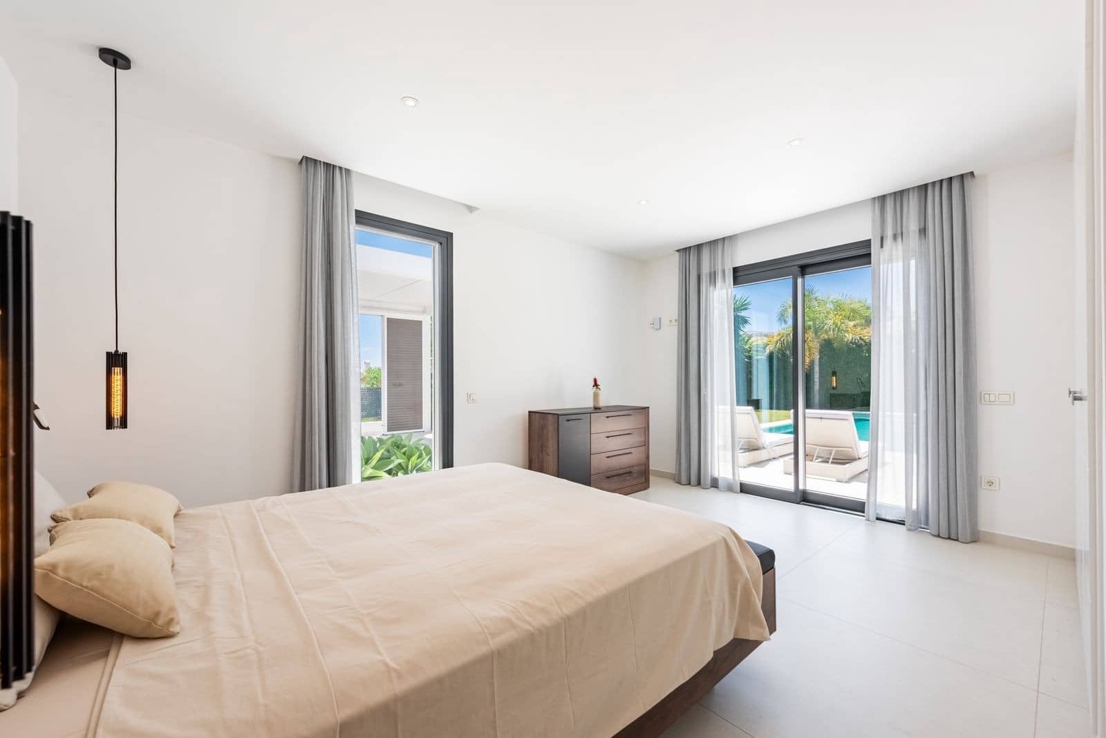 6 bedroom Villa for sale in Estepona with pool garage - € 2,195,000 (Ref: 8866997)