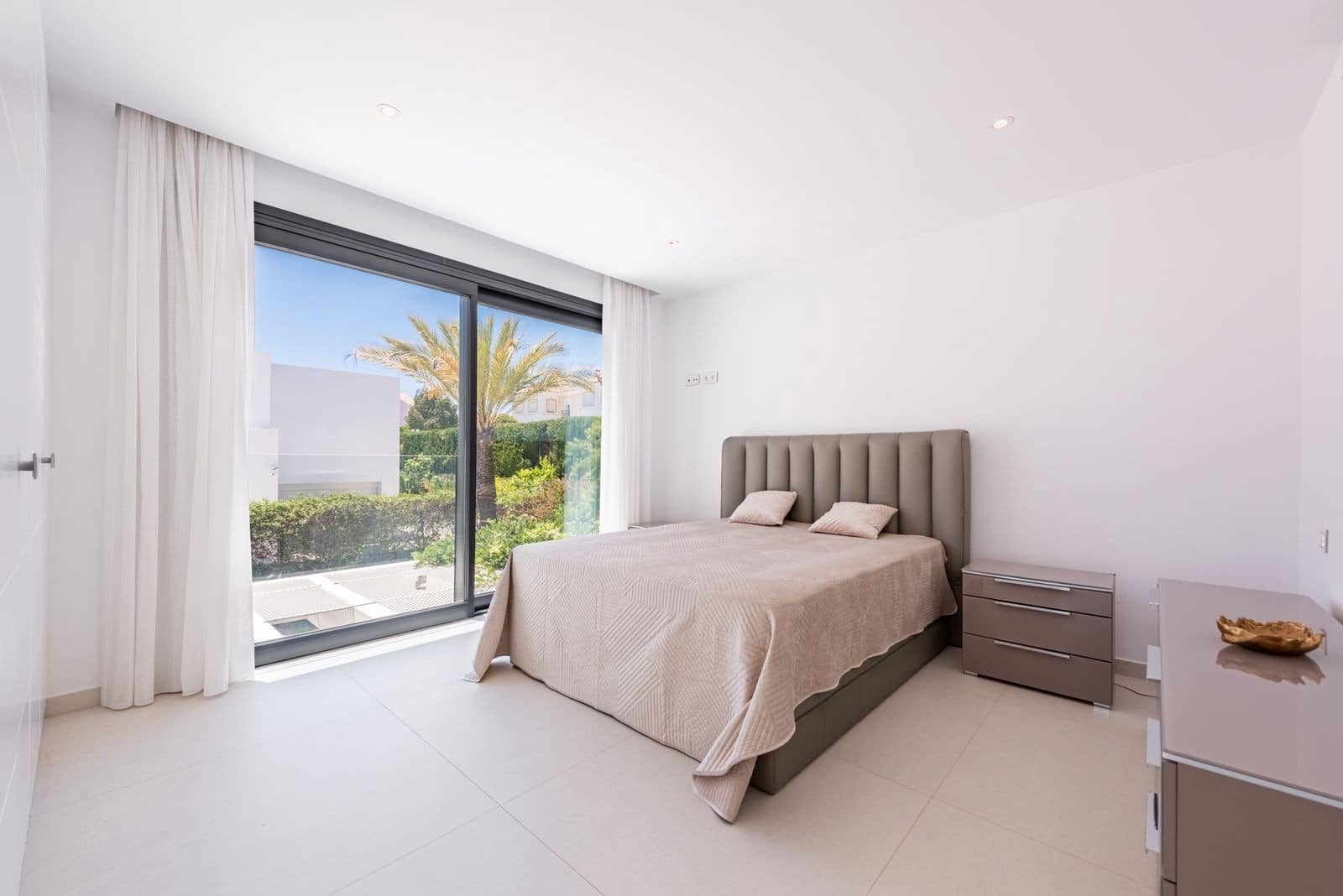 6 bedroom Villa for sale in Estepona with pool garage - € 2,195,000 (Ref: 8866997)