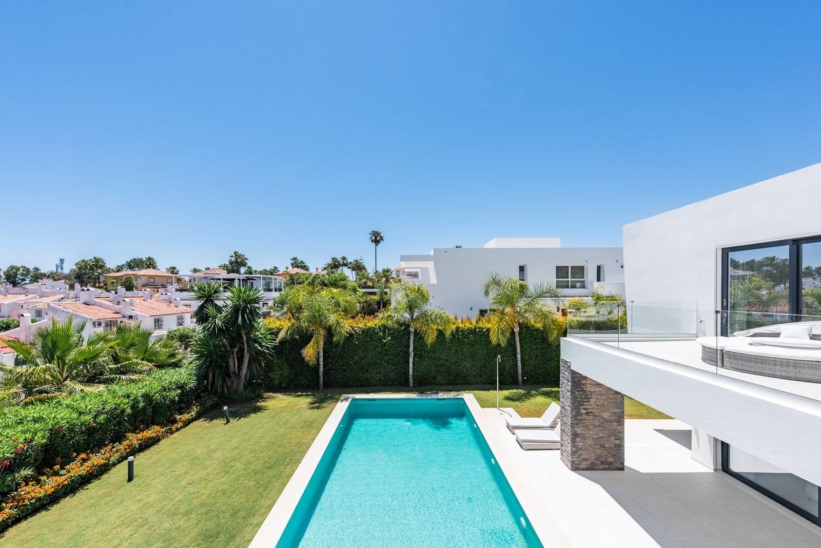 6 bedroom Villa for sale in Estepona with pool garage - € 2,195,000 (Ref: 8866997)