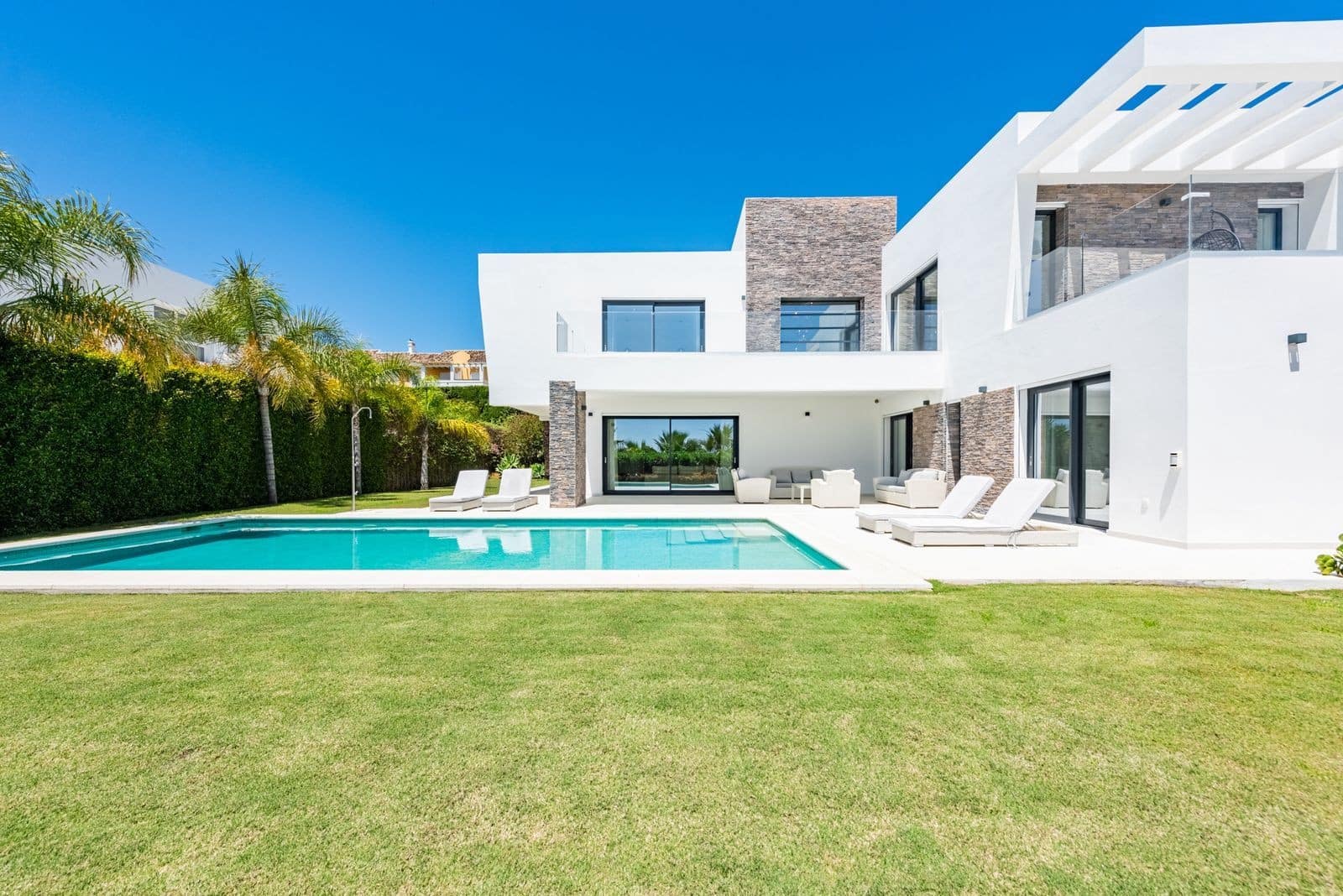 6 bedroom Villa for sale in Estepona with pool garage - € 2,195,000 (Ref: 8866997)
