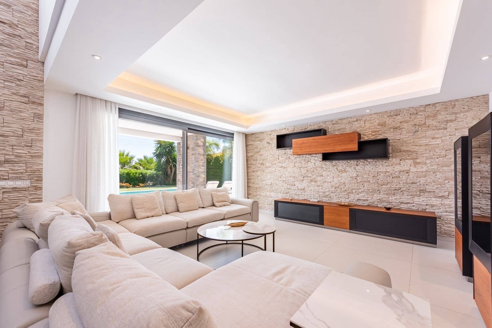 6 bedroom Villa for sale in Estepona with pool garage - € 2,195,000 (Ref: 8866997)