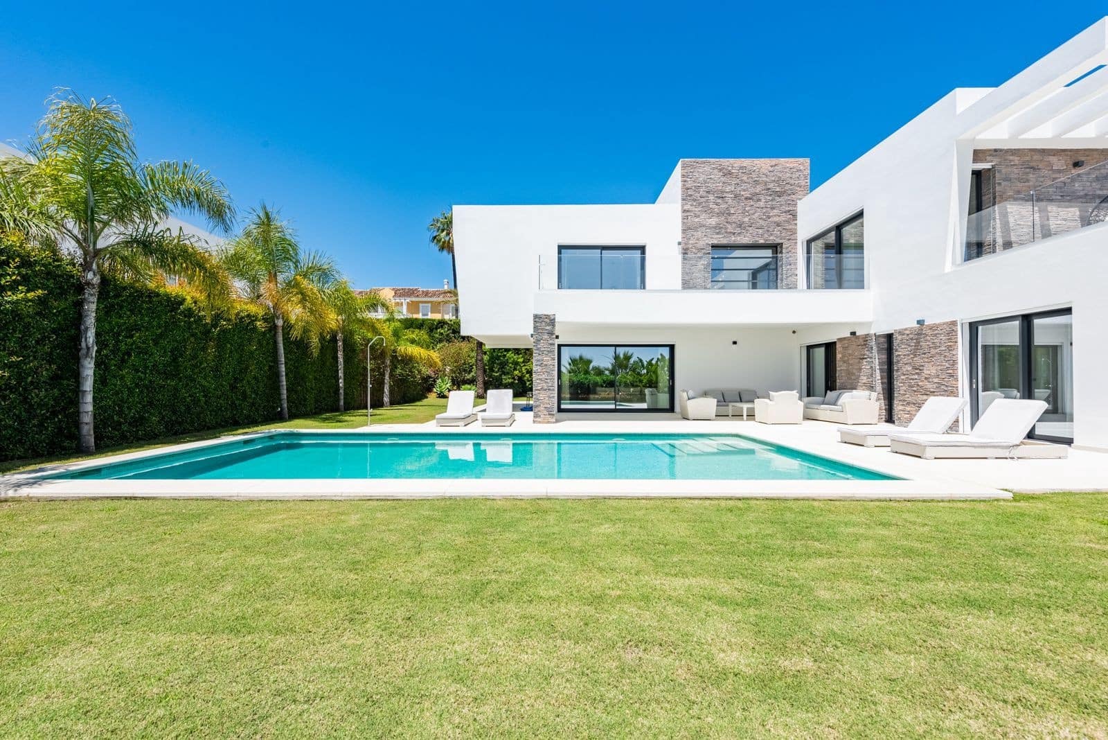 6 bedroom Villa for sale in Estepona with pool garage - € 2,195,000 (Ref: 8866997)