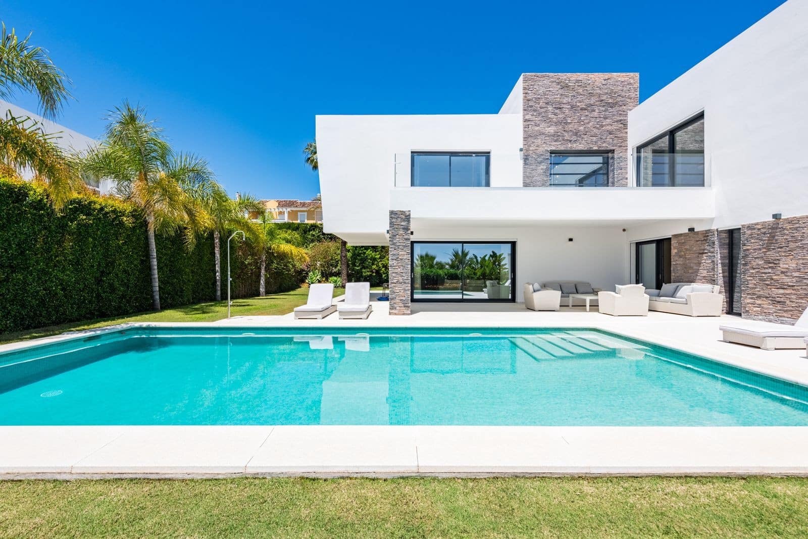 6 bedroom Villa for sale in Estepona with pool garage - € 2,195,000 (Ref: 8866997)