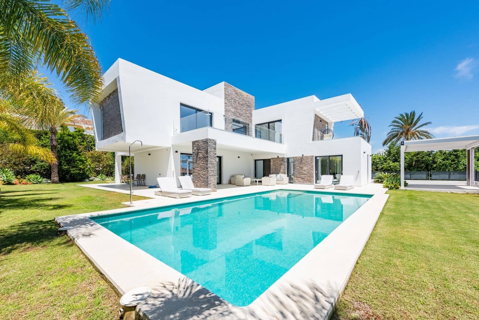 6 bedroom Villa for sale in Estepona with pool garage - € 2,195,000 (Ref: 8866997)
