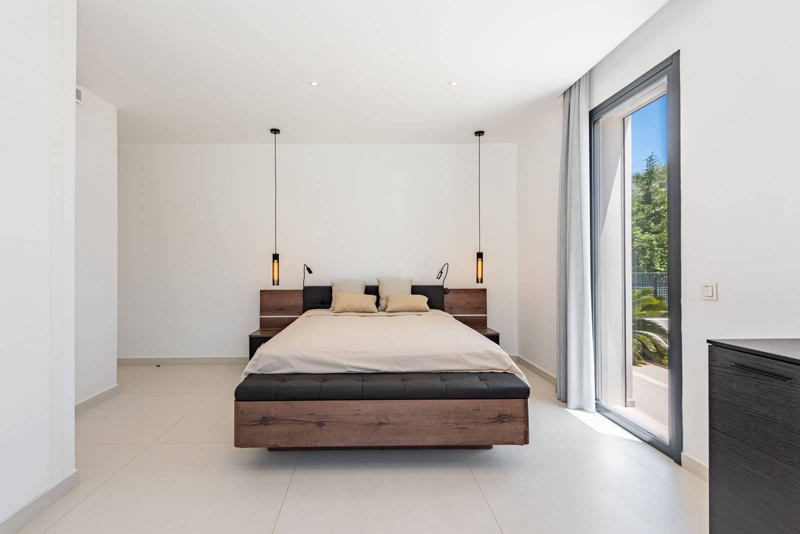 6 bedroom Villa for sale in Estepona with pool garage - € 2,195,000 (Ref: 8866997)