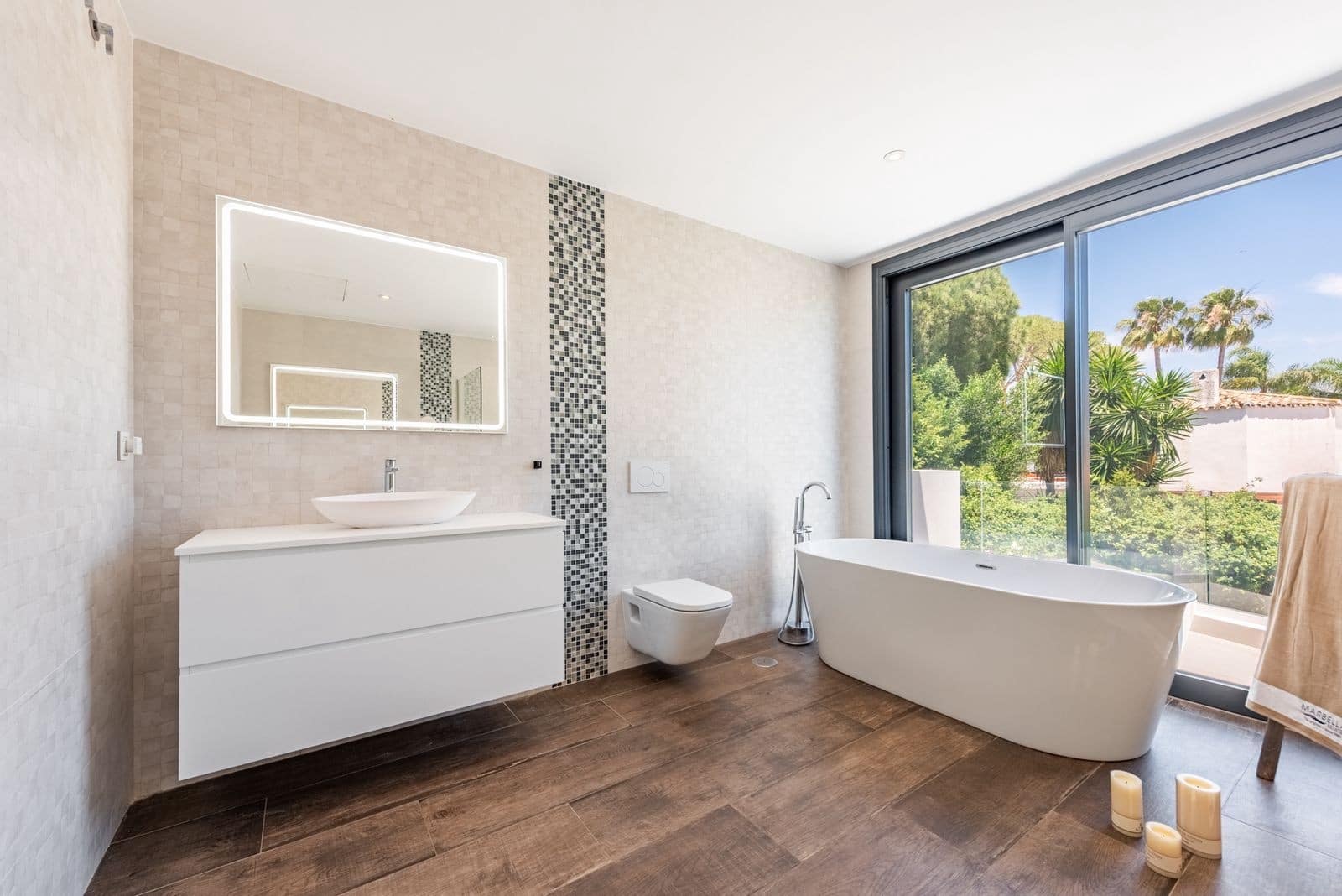 6 bedroom Villa for sale in Estepona with pool garage - € 2,195,000 (Ref: 8866997)