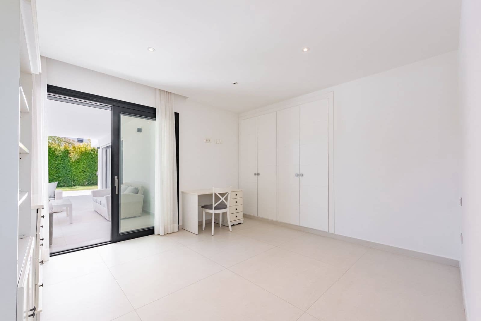 6 bedroom Villa for sale in Estepona with pool garage - € 2,195,000 (Ref: 8866997)