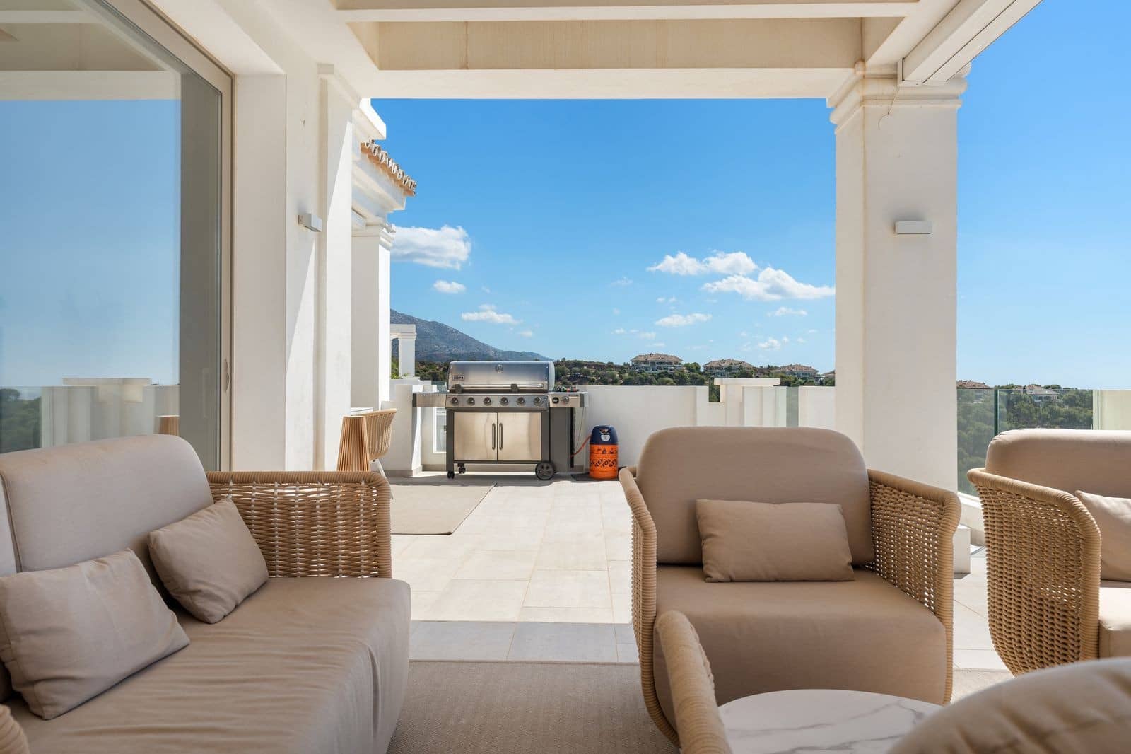 2 sovrum Takvåning till salu i Nueva Andalucia med pool garage - 1 420 000 € (Ref: 8866998)