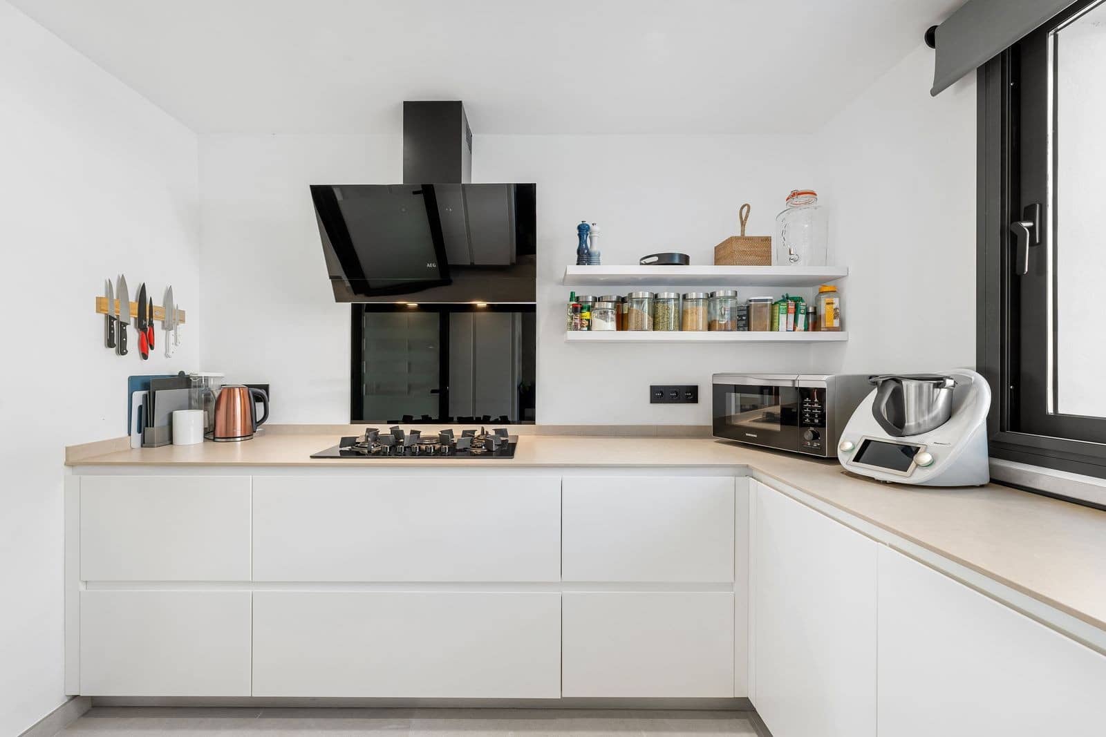 5 bedroom Villa for sale in Nueva Andalucia with pool garage - € 4,500,000 (Ref: 8867000)