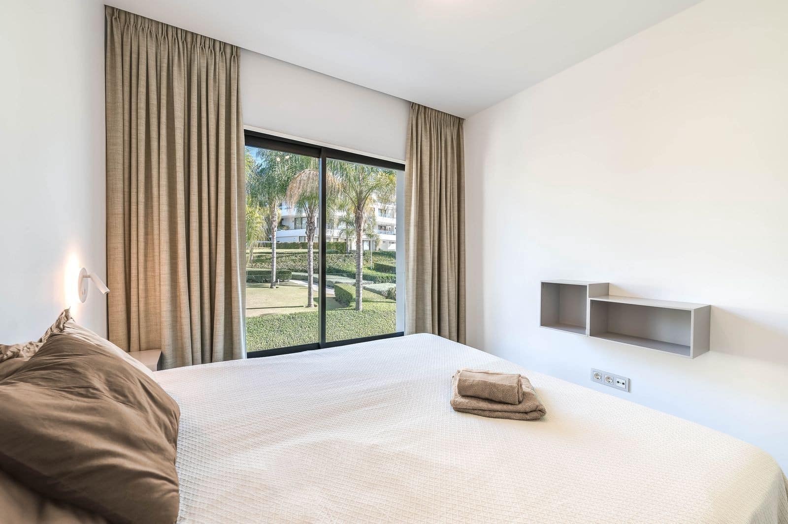 3 bedroom Apartment for sale in Estepona with pool garage - € 949,000 (Ref: 8867004)