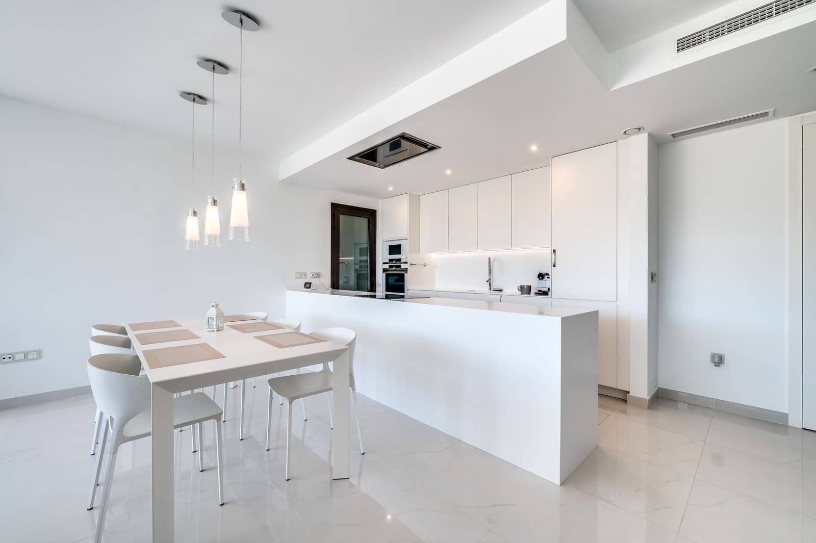 3 bedroom Apartment for sale in Estepona with pool garage - € 949,000 (Ref: 8867004)