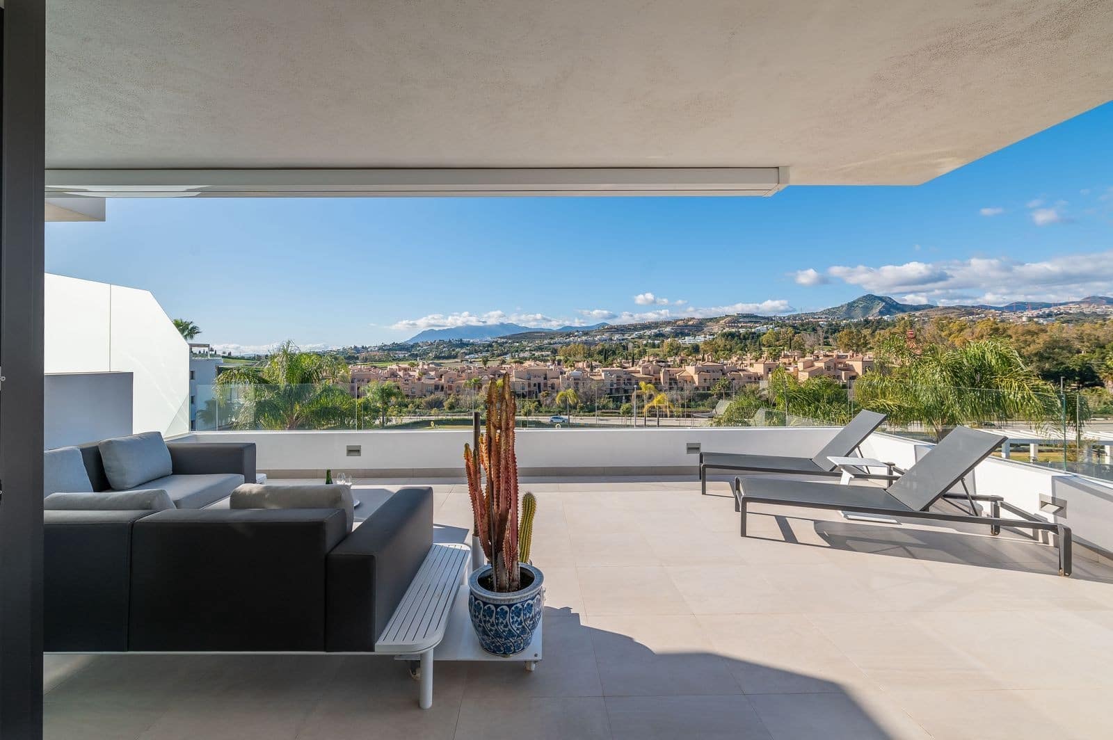 3 bedroom Apartment for sale in Estepona with pool garage - € 949,000 (Ref: 8867004)