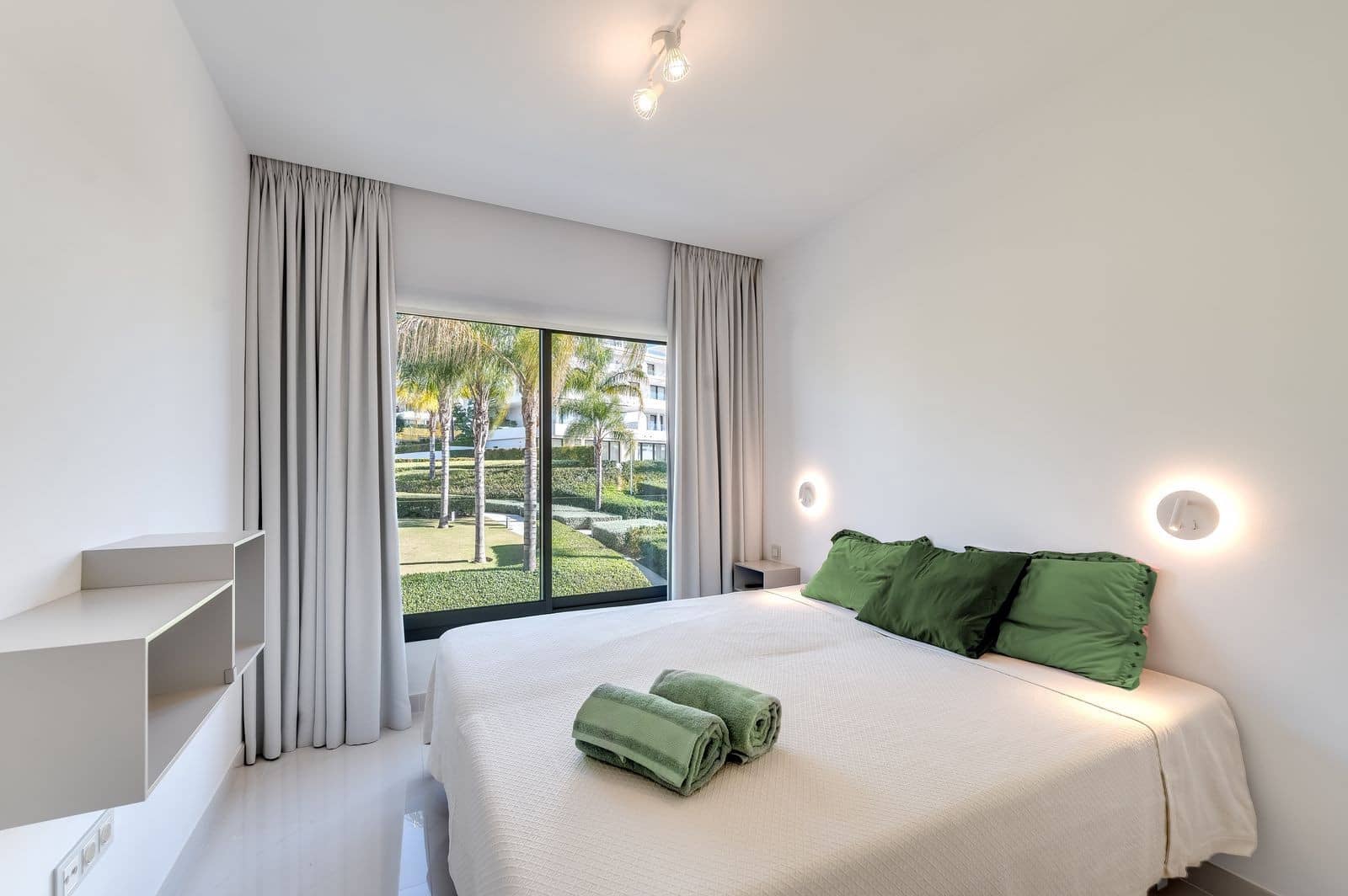 3 bedroom Apartment for sale in Estepona with pool garage - € 949,000 (Ref: 8867004)