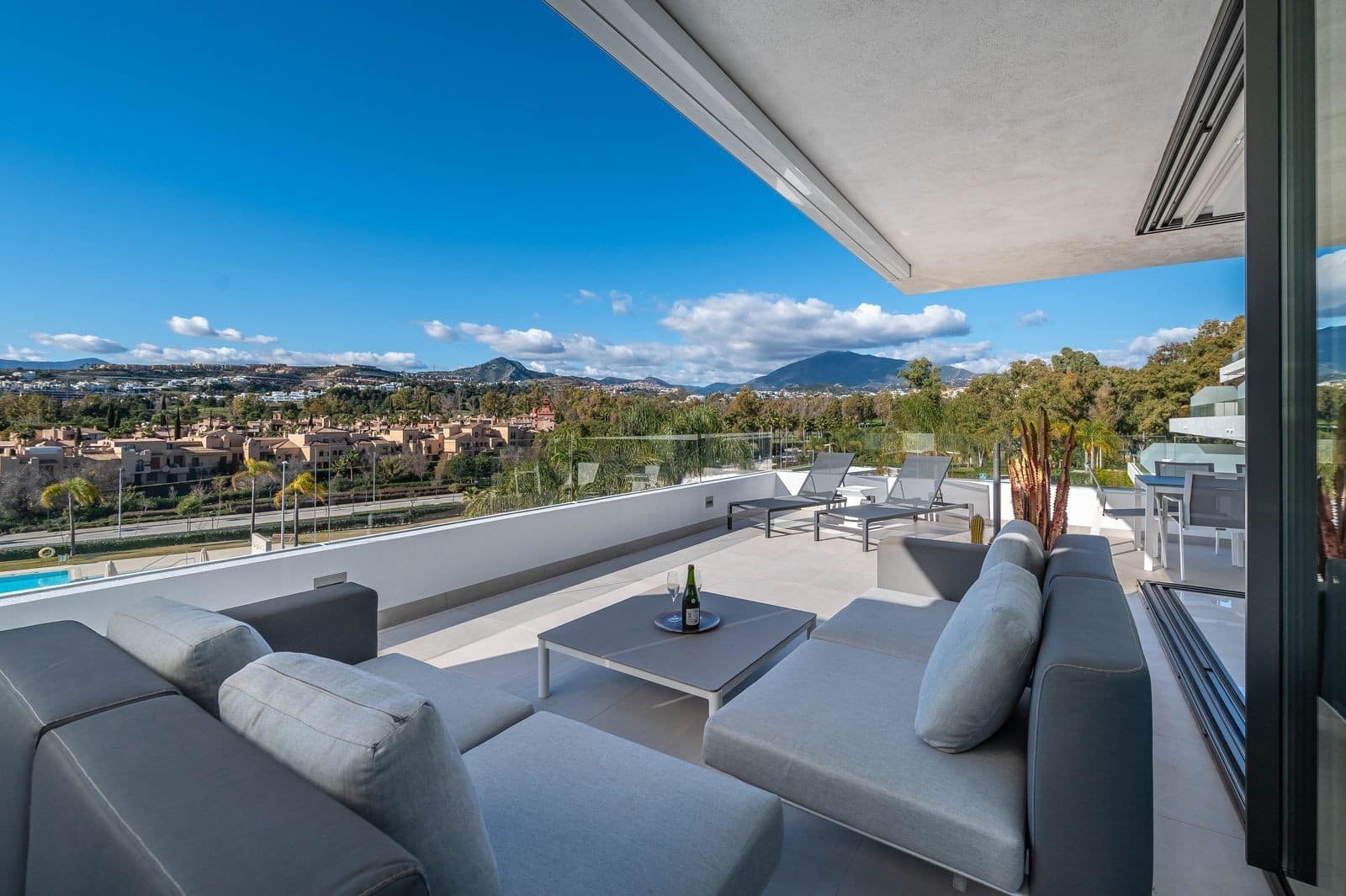 3 bedroom Apartment for sale in Estepona with pool garage - € 949,000 (Ref: 8867004)