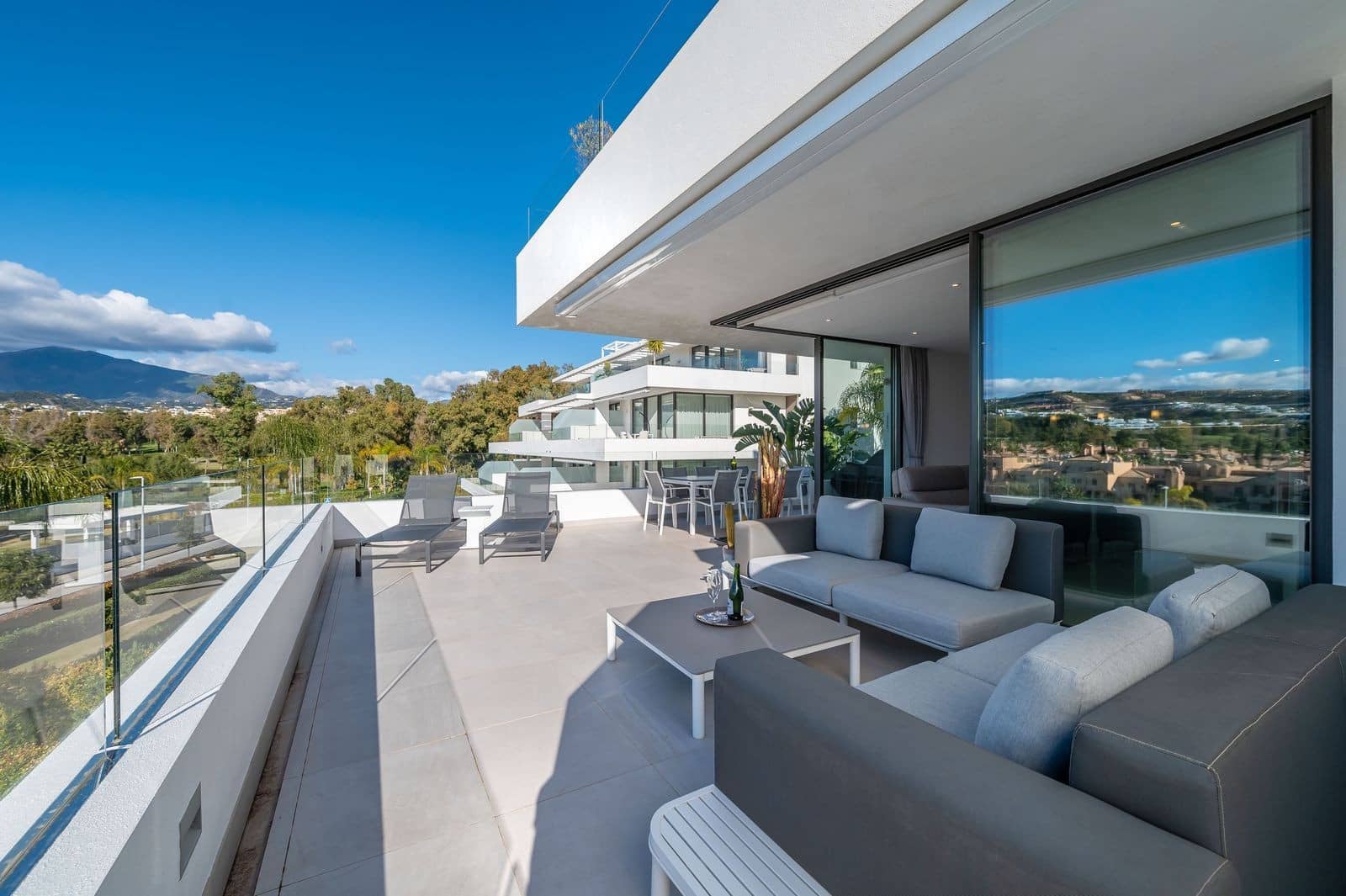 3 bedroom Apartment for sale in Estepona with pool garage - € 949,000 (Ref: 8867004)