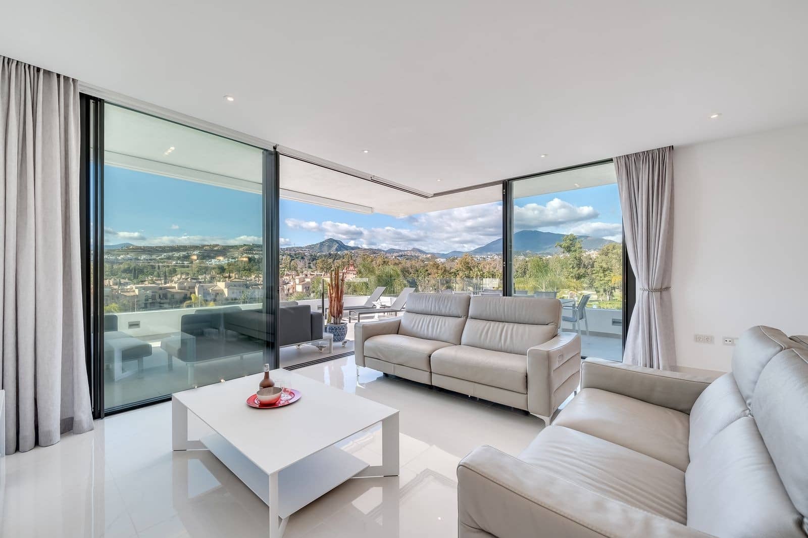 3 bedroom Apartment for sale in Estepona with pool garage - € 949,000 (Ref: 8867004)