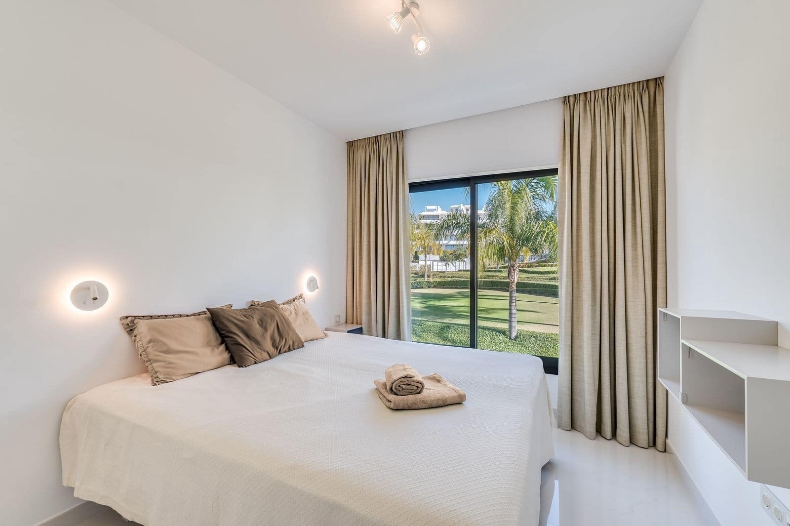 3 bedroom Apartment for sale in Estepona with pool garage - € 949,000 (Ref: 8867004)