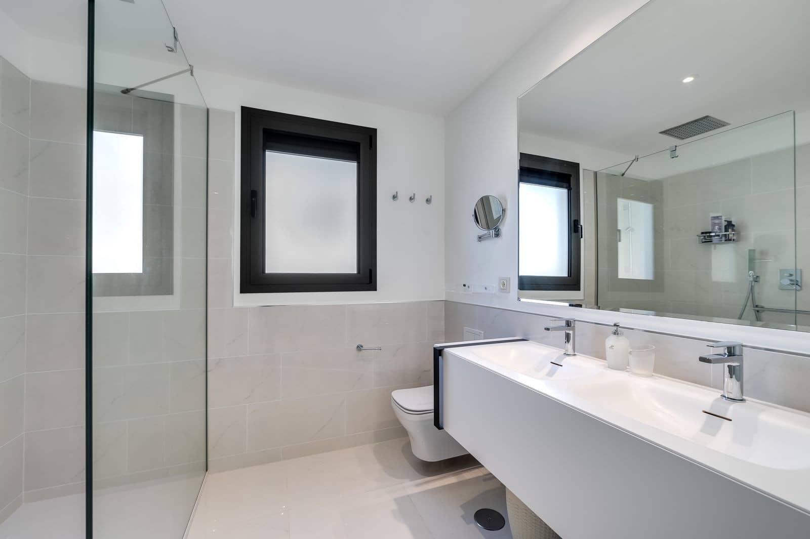 3 bedroom Apartment for sale in Estepona with pool garage - € 949,000 (Ref: 8867004)