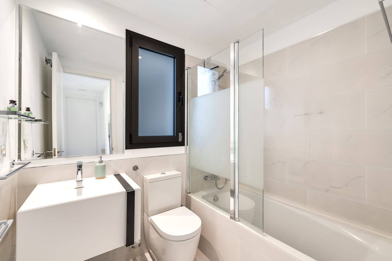 3 bedroom Apartment for sale in Estepona with pool garage - € 949,000 (Ref: 8867004)