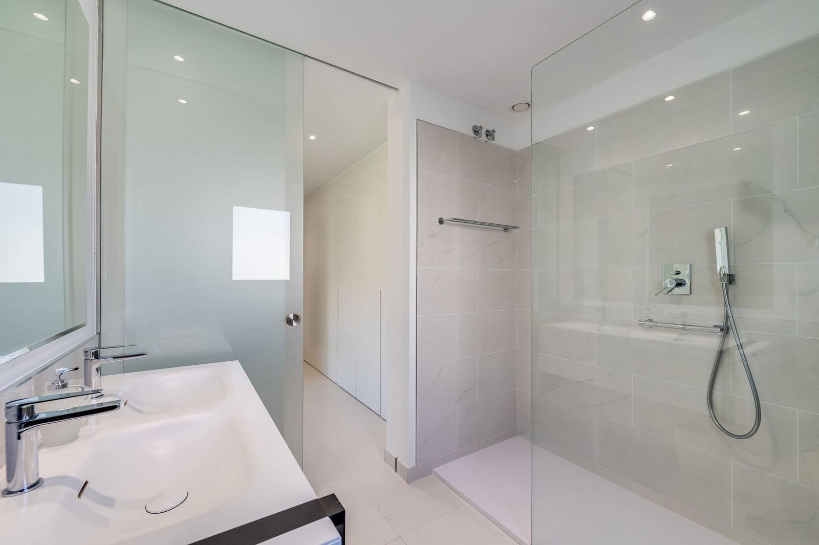 3 bedroom Apartment for sale in Estepona with pool garage - € 949,000 (Ref: 8867004)