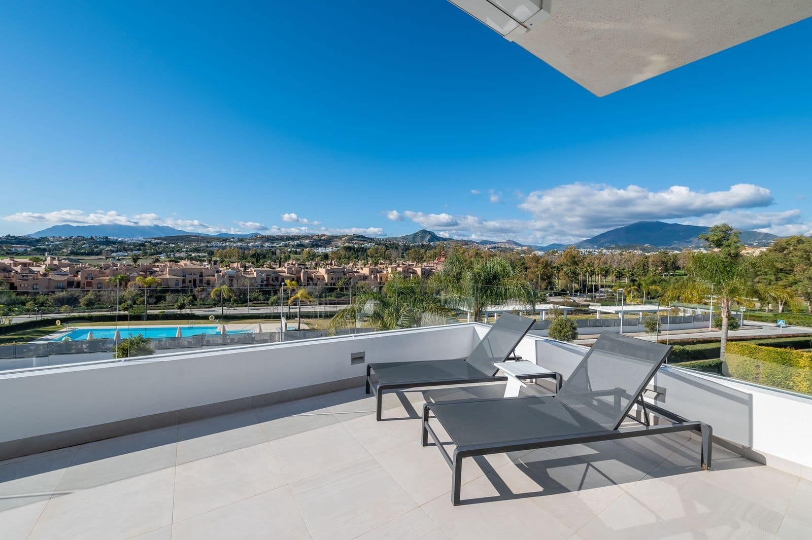 3 bedroom Apartment for sale in Estepona with pool garage - € 949,000 (Ref: 8867004)