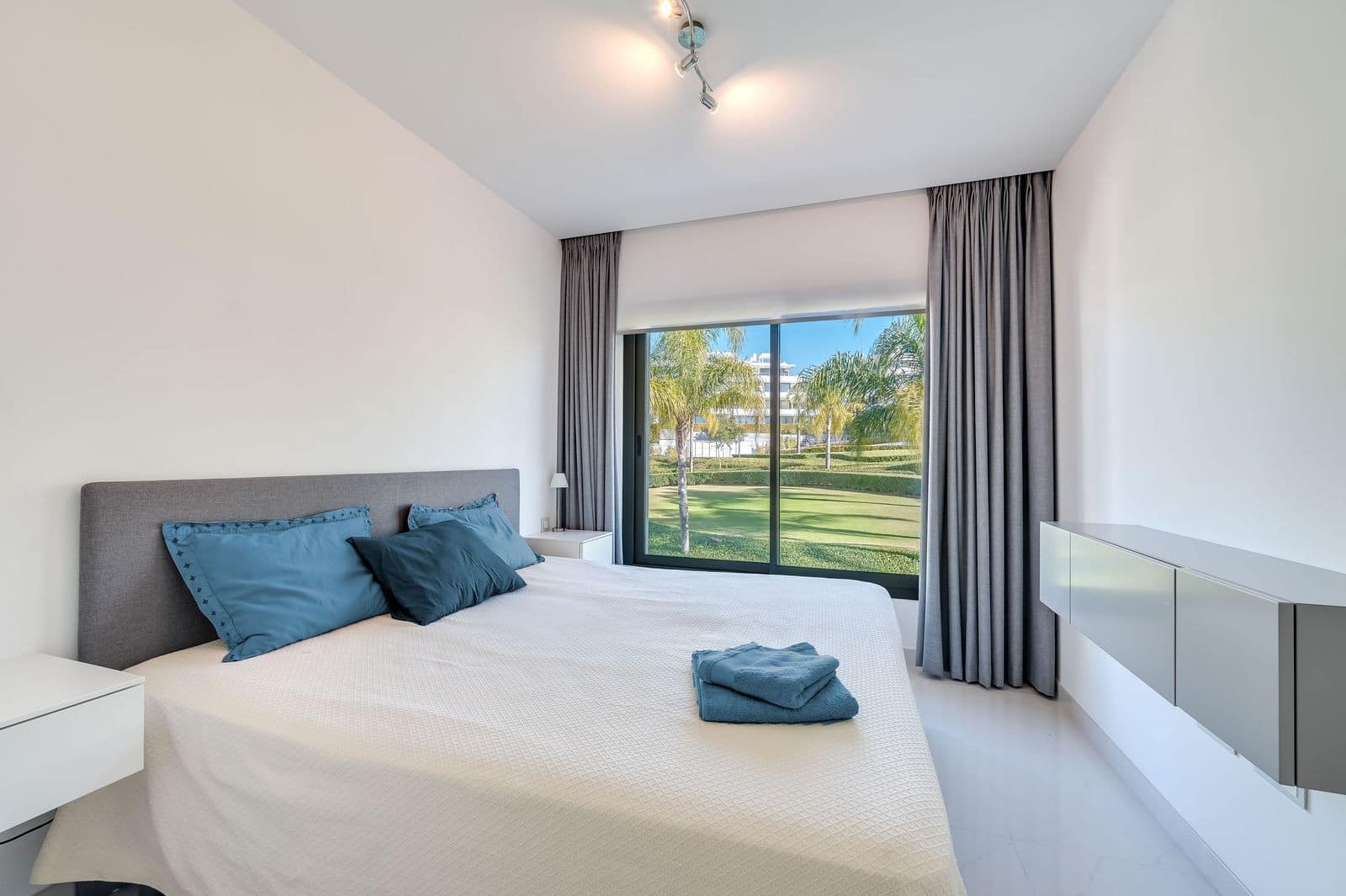 3 bedroom Apartment for sale in Estepona with pool garage - € 949,000 (Ref: 8867004)