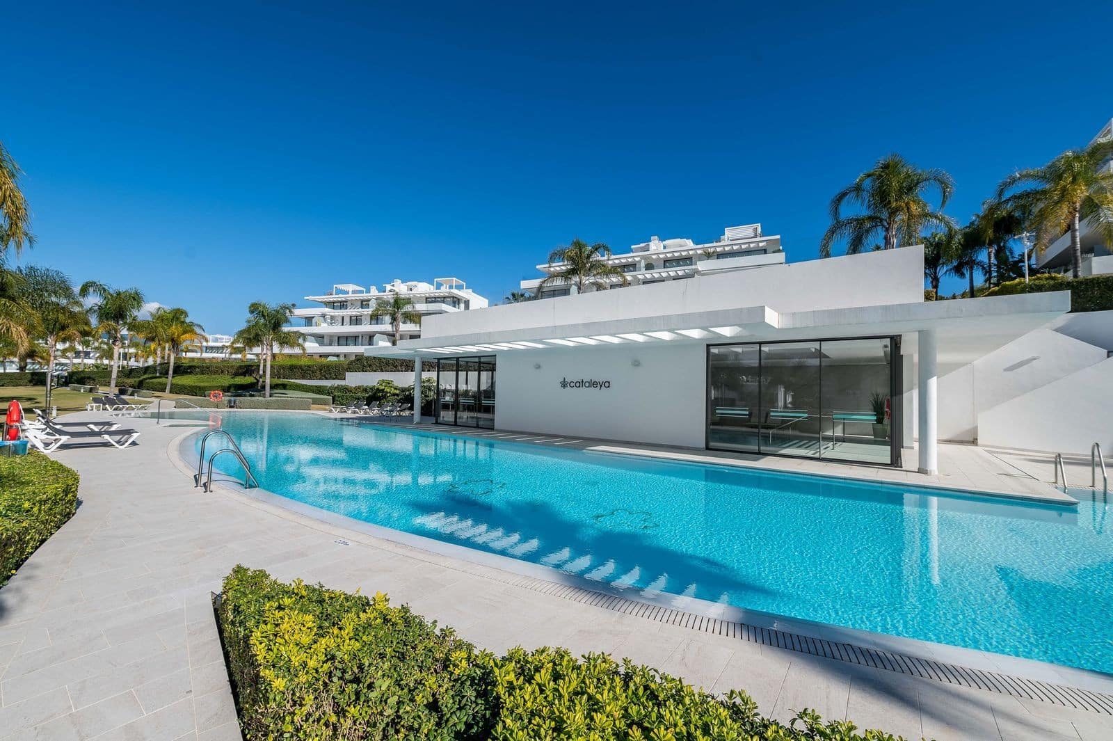 3 bedroom Apartment for sale in Estepona with pool garage - € 949,000 (Ref: 8867004)