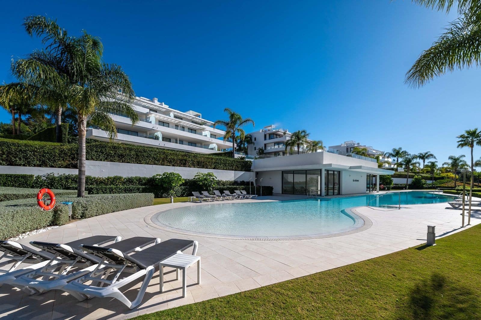 3 bedroom Apartment for sale in Estepona with pool garage - € 949,000 (Ref: 8867004)