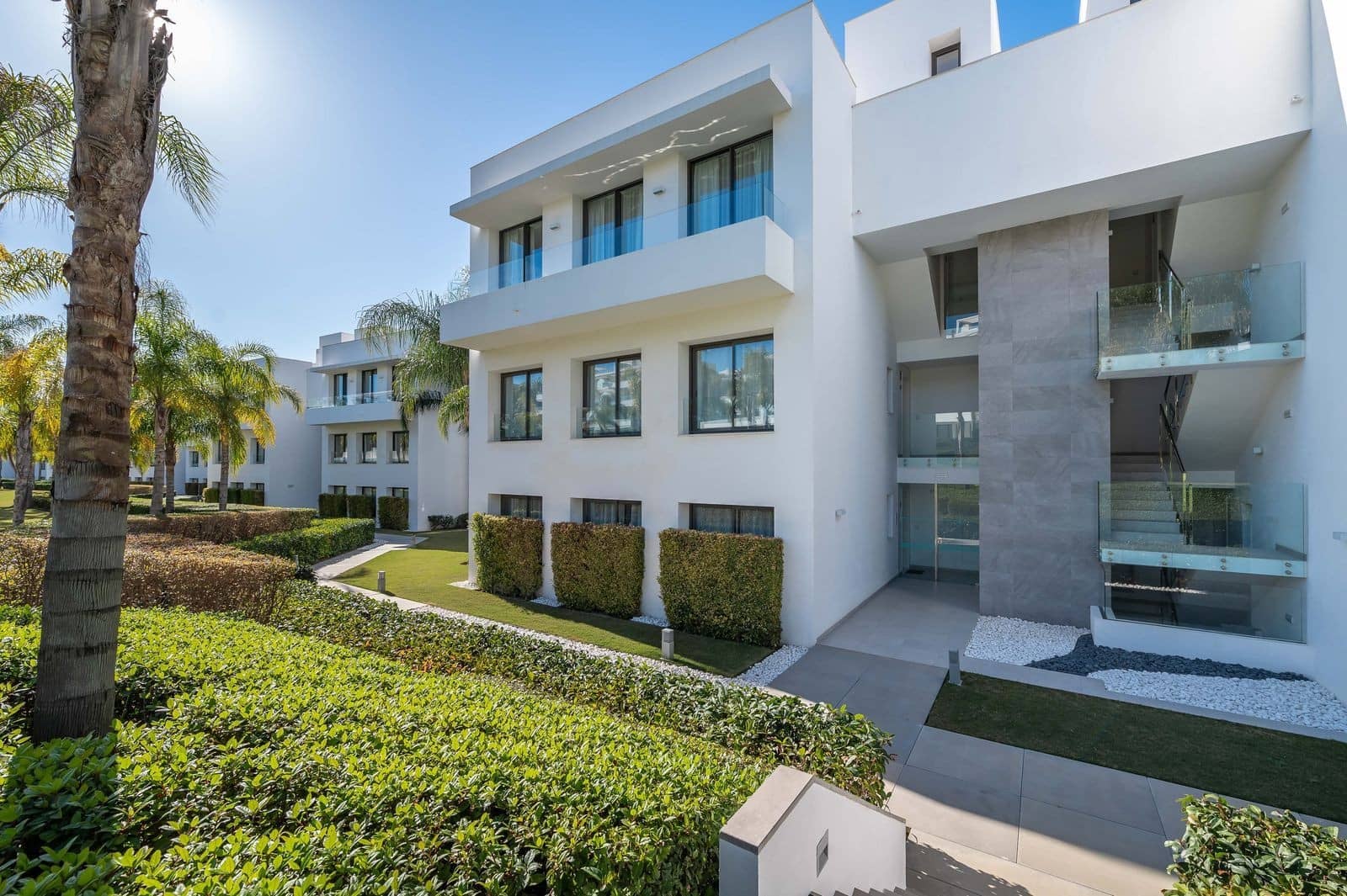 3 bedroom Apartment for sale in Estepona with pool garage - € 949,000 (Ref: 8867004)