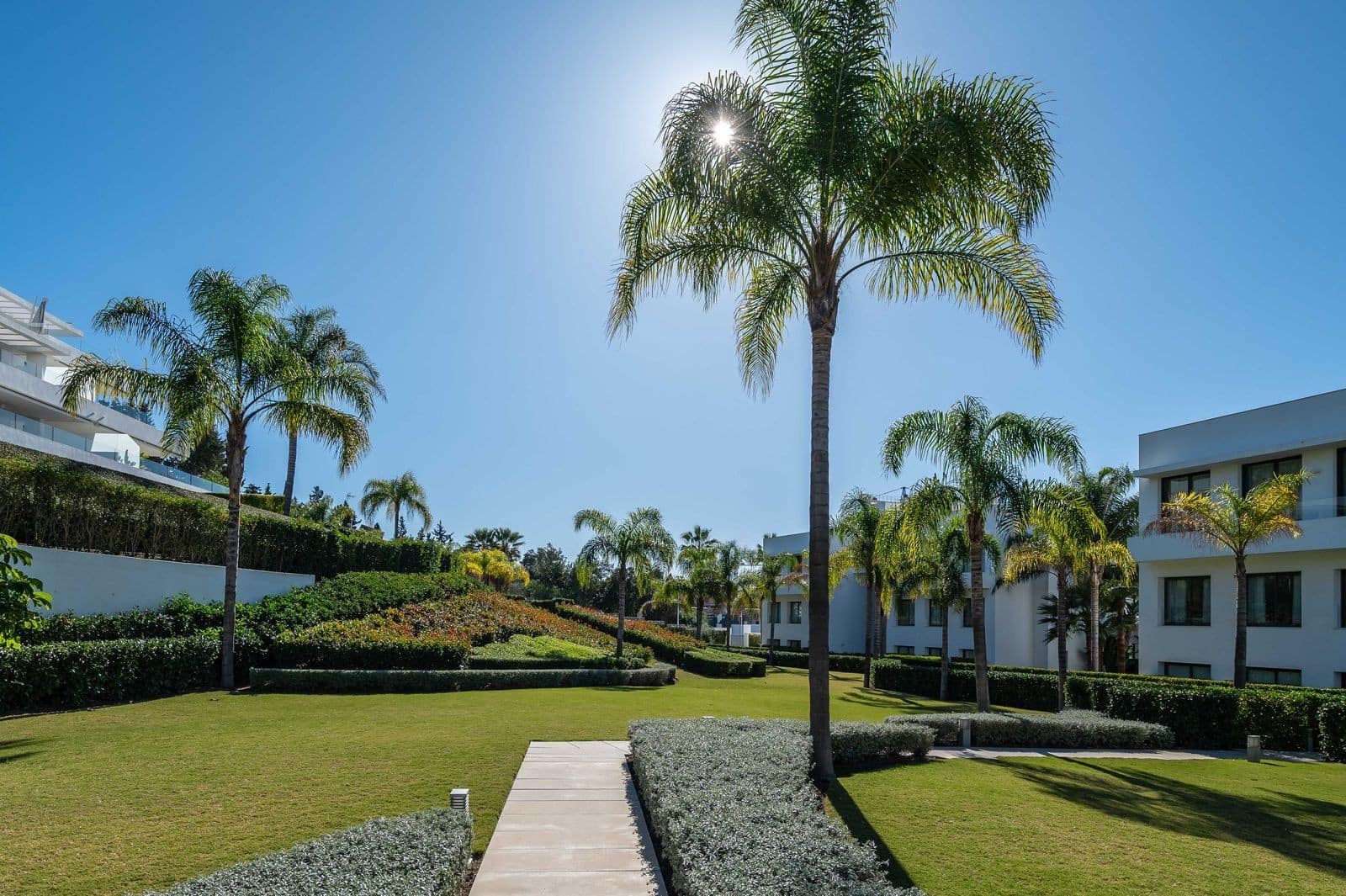 3 bedroom Apartment for sale in Estepona with pool garage - € 949,000 (Ref: 8867004)