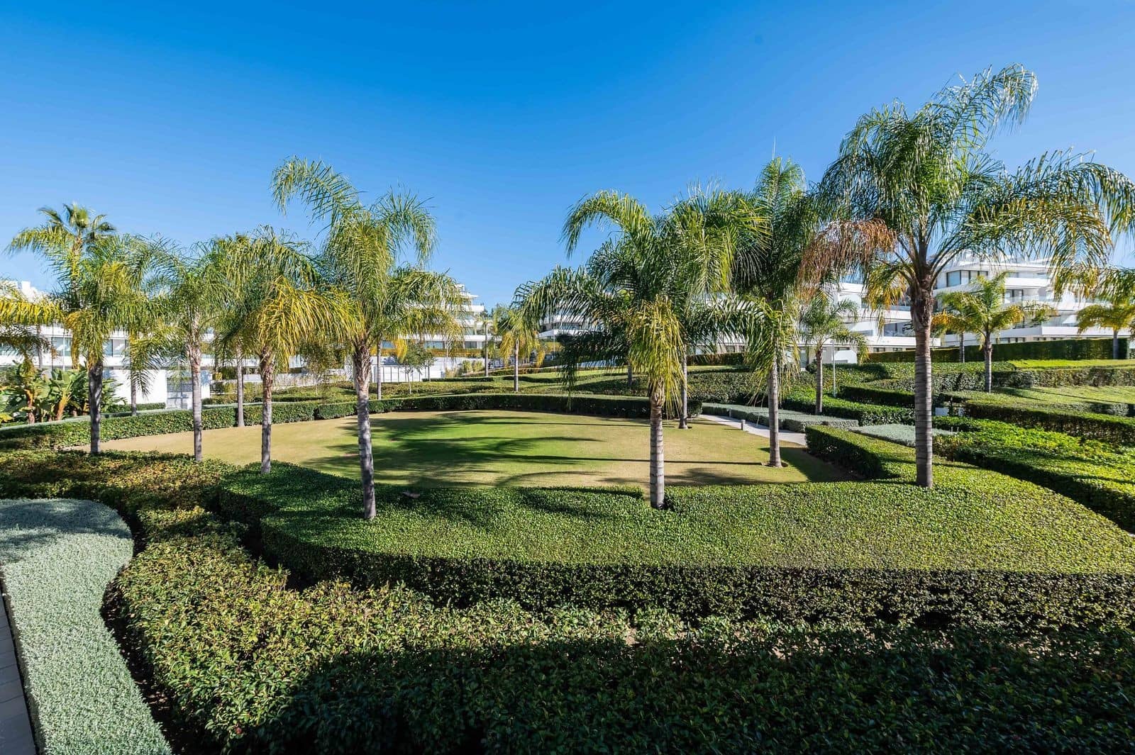 3 bedroom Apartment for sale in Estepona with pool garage - € 949,000 (Ref: 8867004)