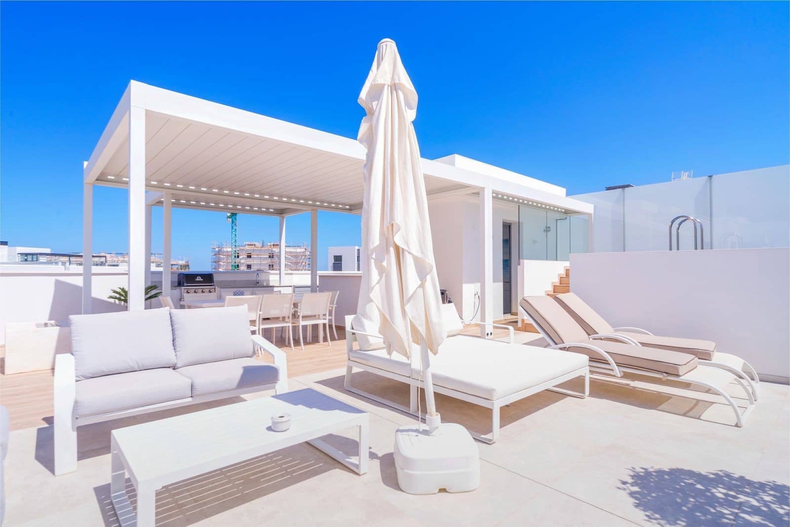 4 bedroom Penthouse for sale in Marbella with pool garage - € 2,600,000 (Ref: 8867015)