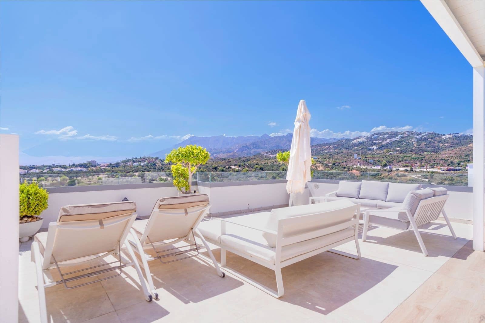 4 bedroom Penthouse for sale in Marbella with pool garage - € 2,600,000 (Ref: 8867015)