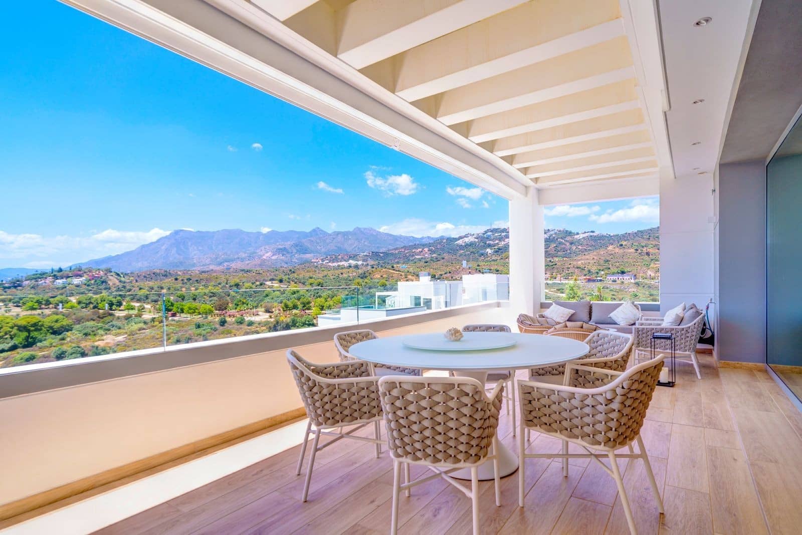 4 bedroom Penthouse for sale in Marbella with pool garage - € 2,600,000 (Ref: 8867015)