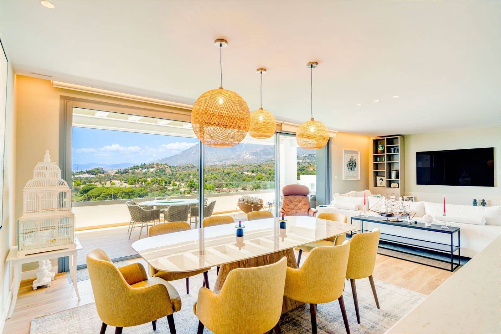 4 bedroom Penthouse for sale in Marbella with pool garage - € 2,600,000 (Ref: 8867015)
