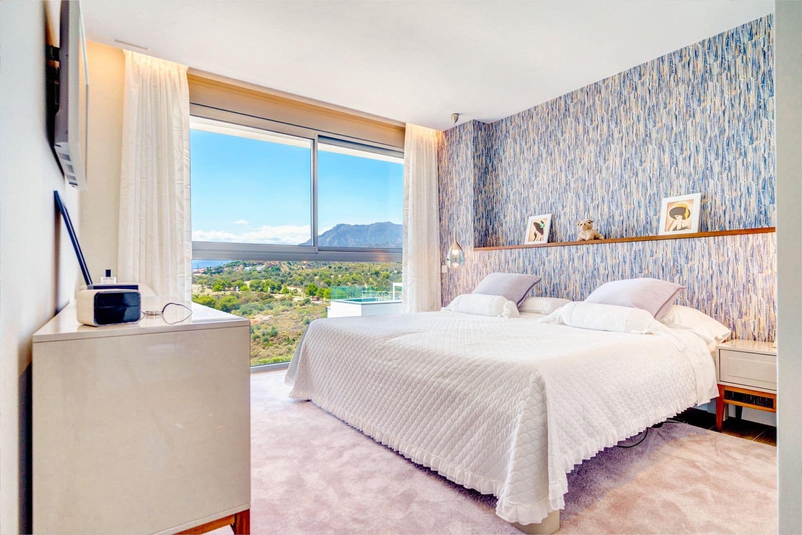 4 bedroom Penthouse for sale in Marbella with pool garage - € 2,600,000 (Ref: 8867015)