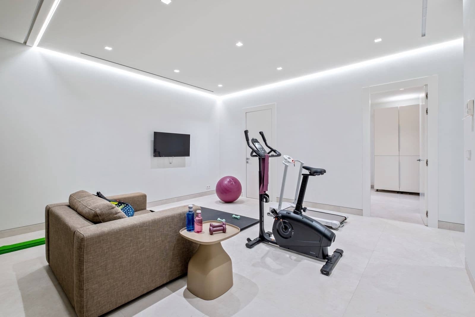 4 bedroom Villa for sale in Marbella with pool garage - € 3,499,000 (Ref: 8869469)