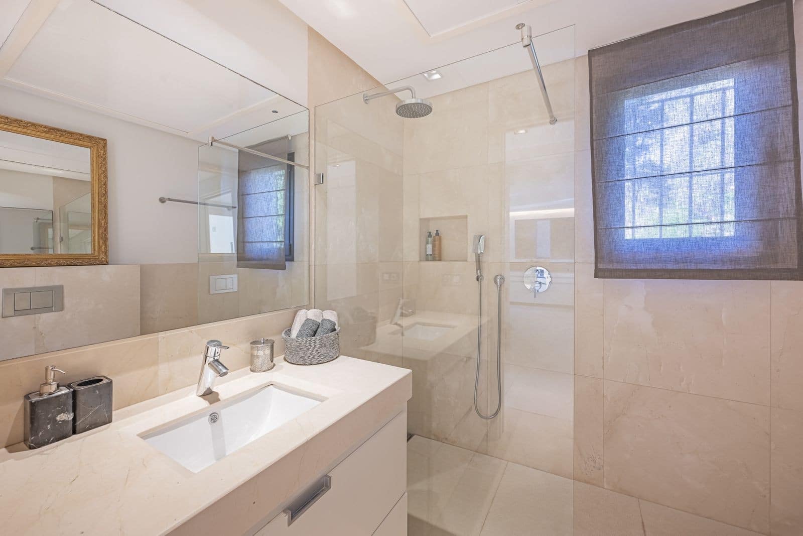 3 bedroom Villa for sale in Marbella with pool garage - € 2,150,000 (Ref: 8884060)