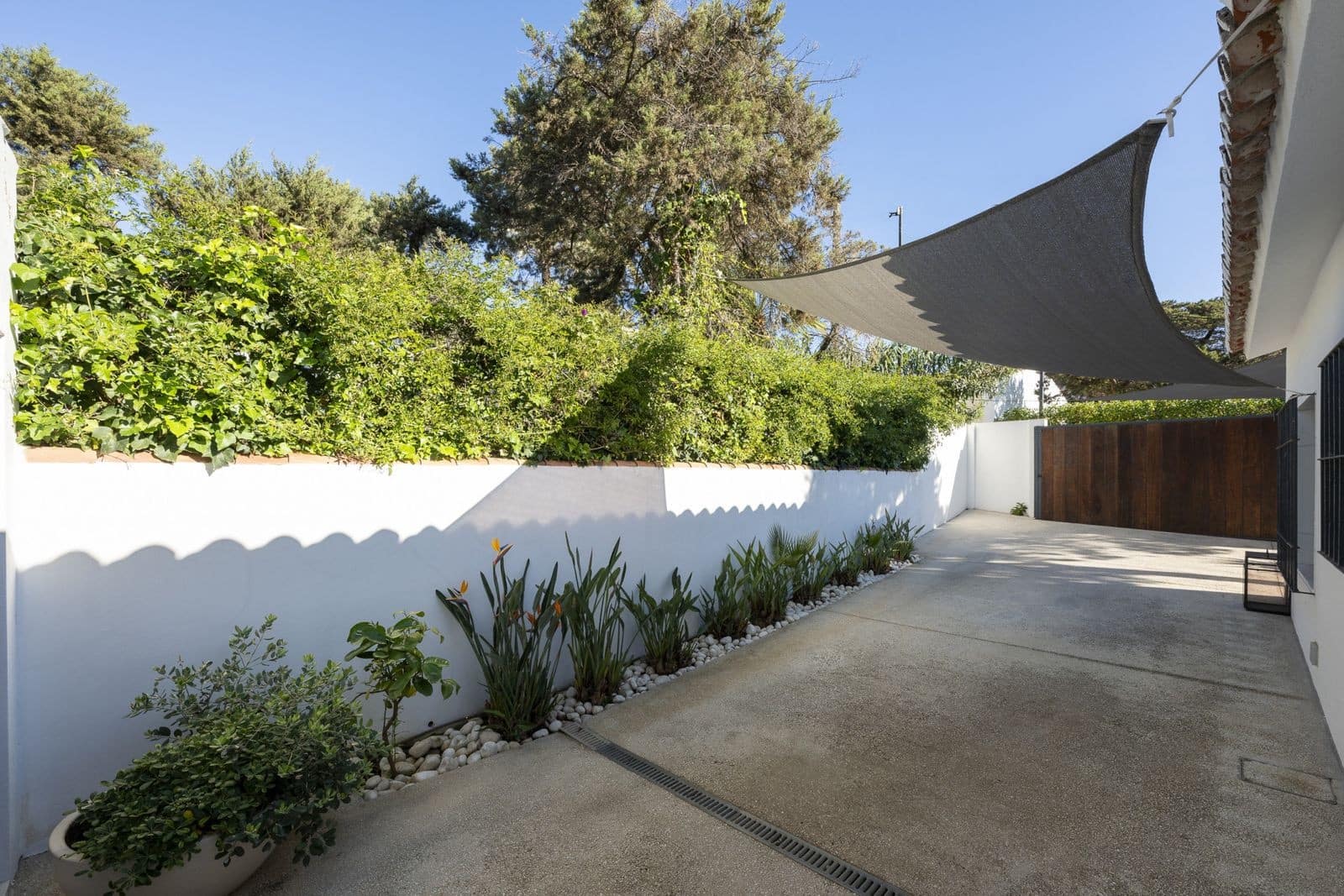 3 bedroom Villa for sale in Marbella with pool garage - € 2,150,000 (Ref: 8884060)