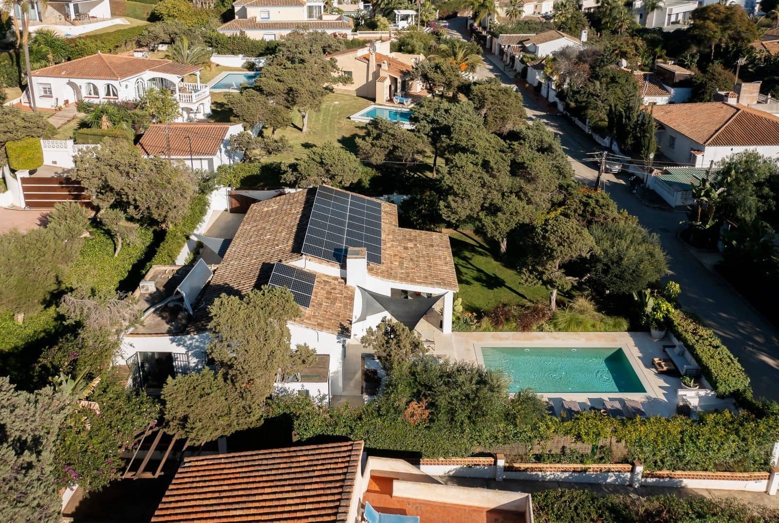 3 bedroom Villa for sale in Marbella with pool garage - € 2,150,000 (Ref: 8884060)