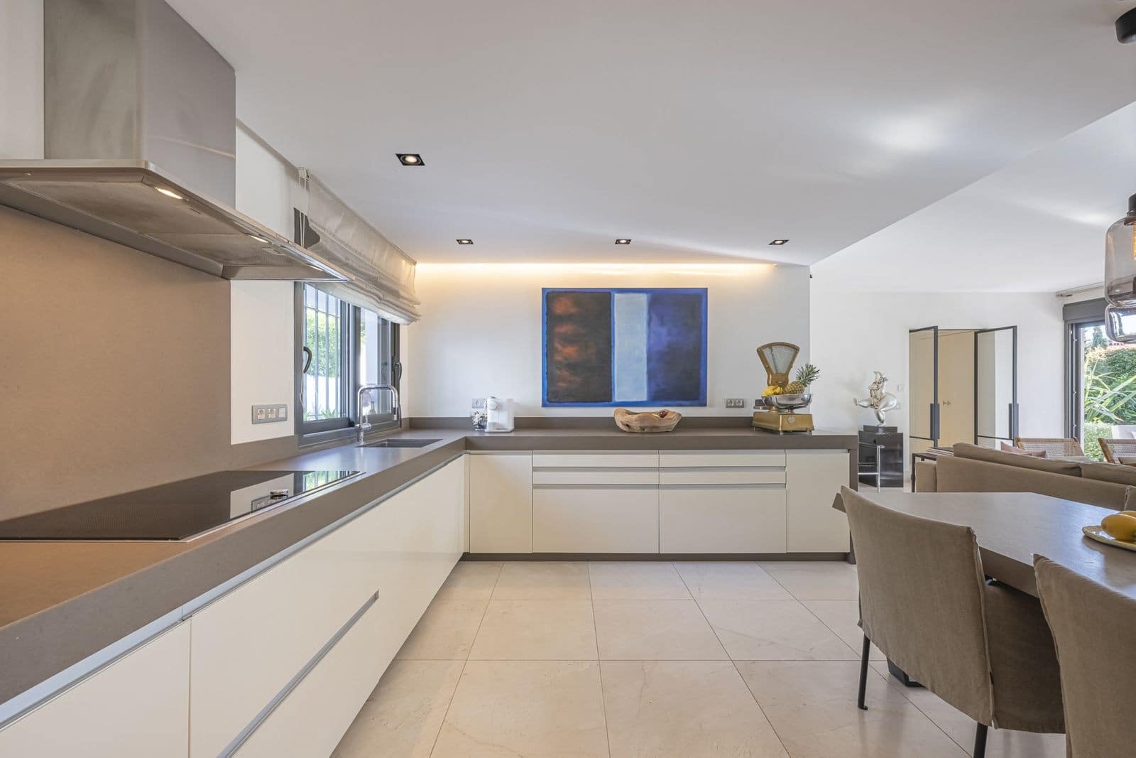 3 bedroom Villa for sale in Marbella with pool garage - € 2,150,000 (Ref: 8884060)