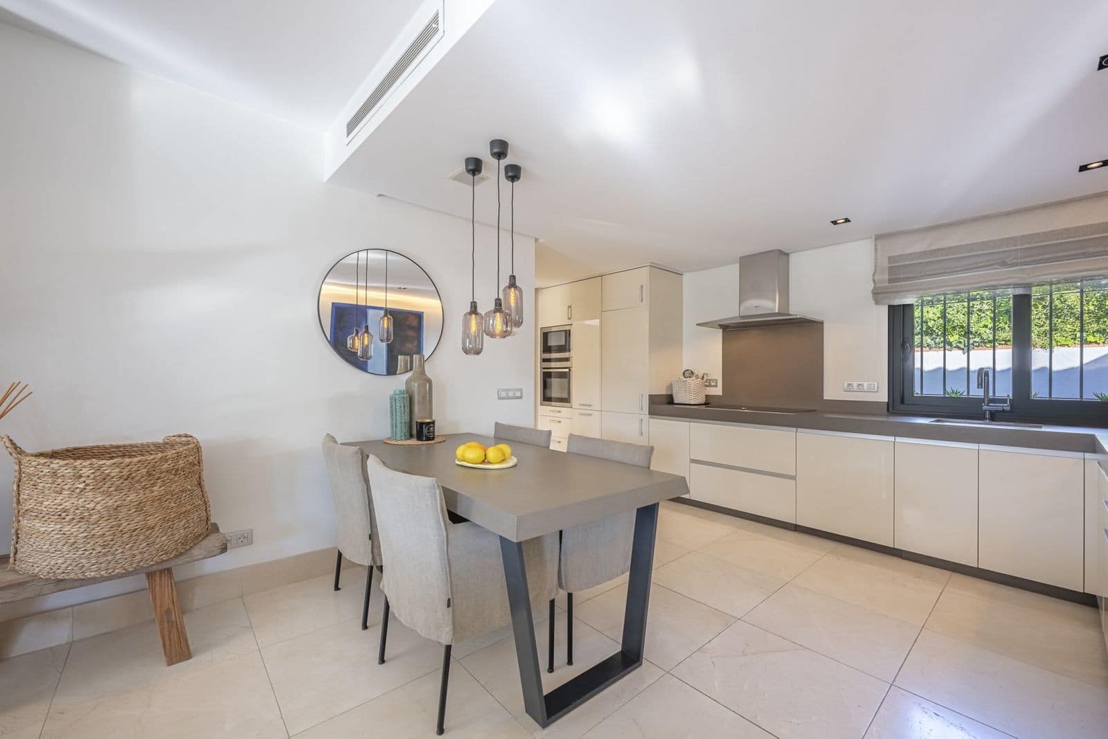 3 bedroom Villa for sale in Marbella with pool garage - € 2,150,000 (Ref: 8884060)