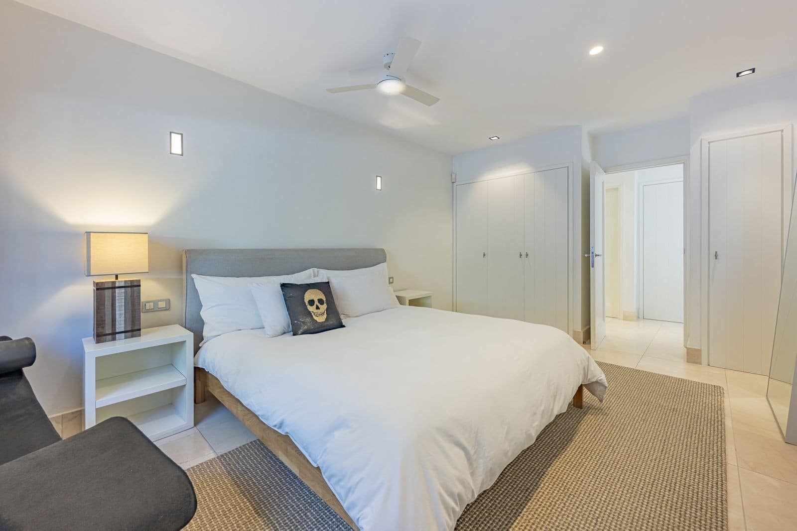 3 bedroom Villa for sale in Marbella with pool garage - € 2,150,000 (Ref: 8884060)