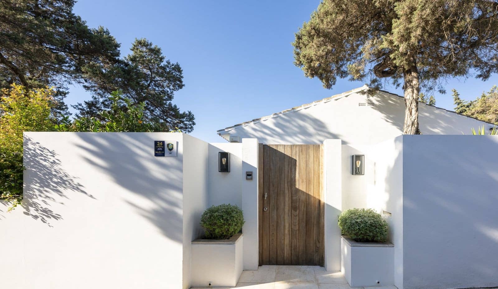 3 bedroom Villa for sale in Marbella with pool garage - € 2,150,000 (Ref: 8884060)