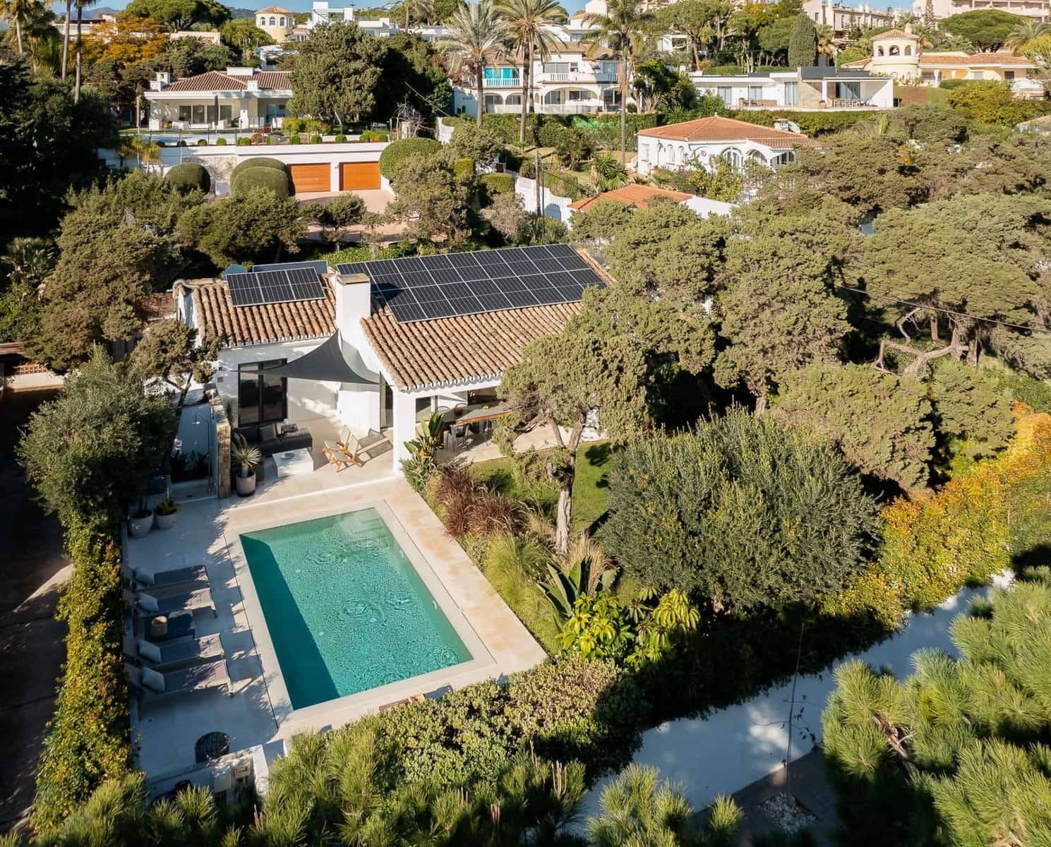 3 bedroom Villa for sale in Marbella with pool garage - € 2,150,000 (Ref: 8884060)